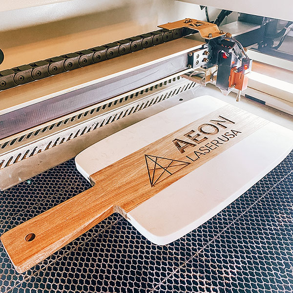 Custom wood and marble cutting board with 含着奶头搓揉深深挺进小说 logo engraved on it