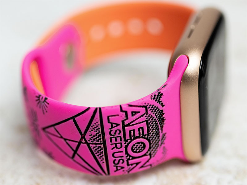 custom fluorecent pink watch band with 午马影视免费观看电视剧大全 logo engraved on it